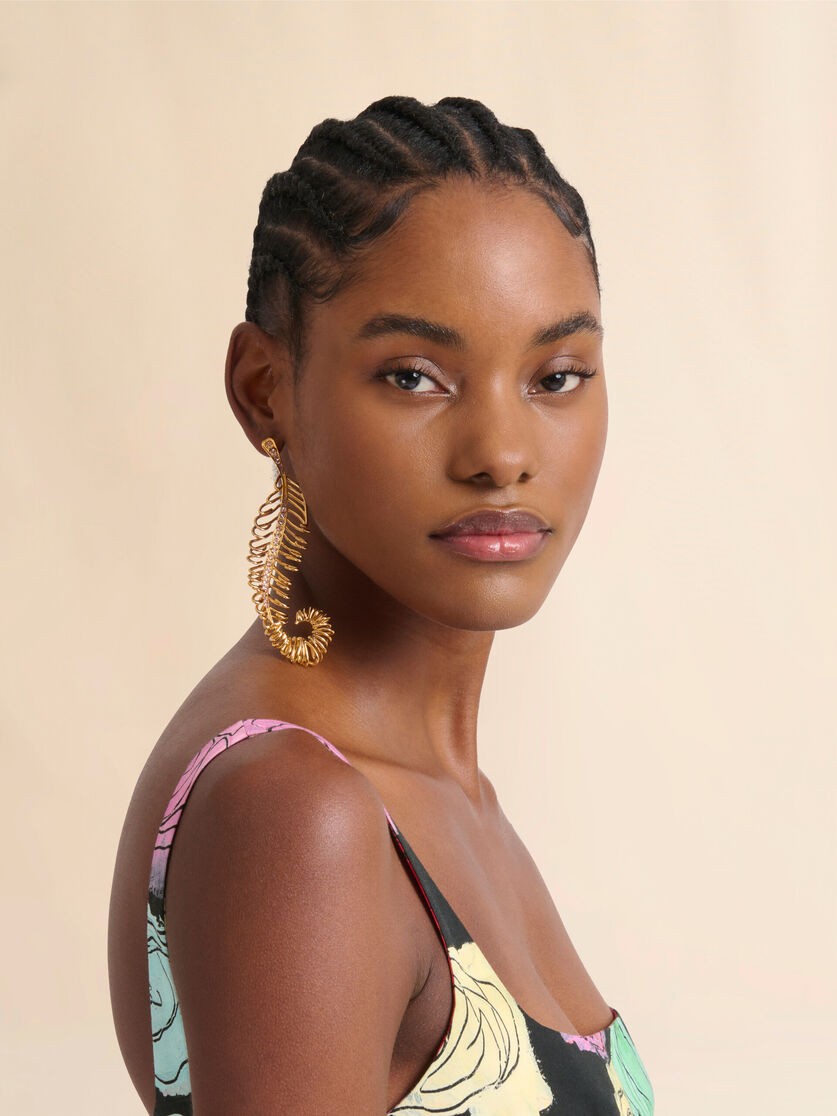 Curved metal feather earrings - Earrings - Image 2