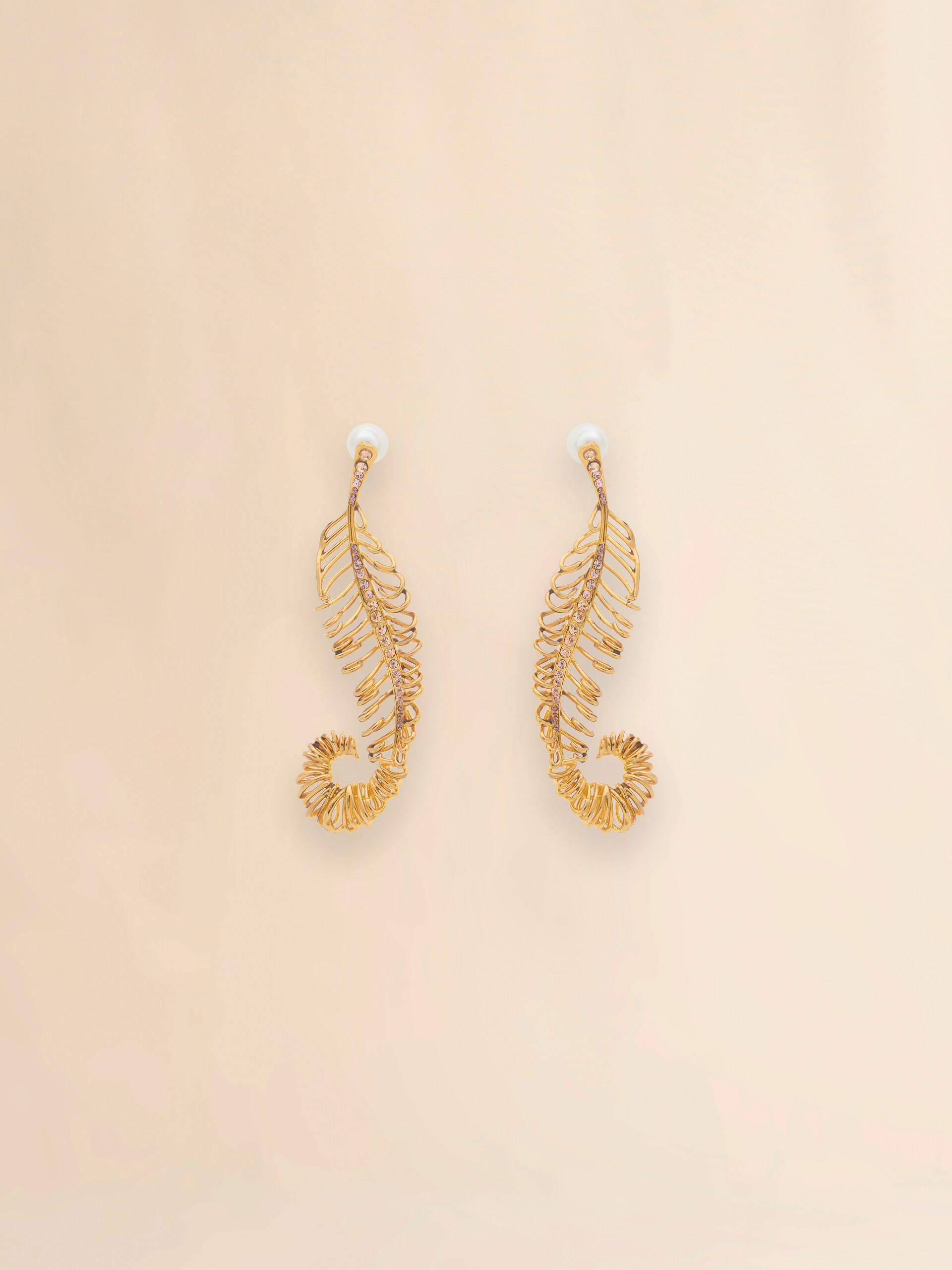 Curved metal feather earrings - Earrings - Image 1