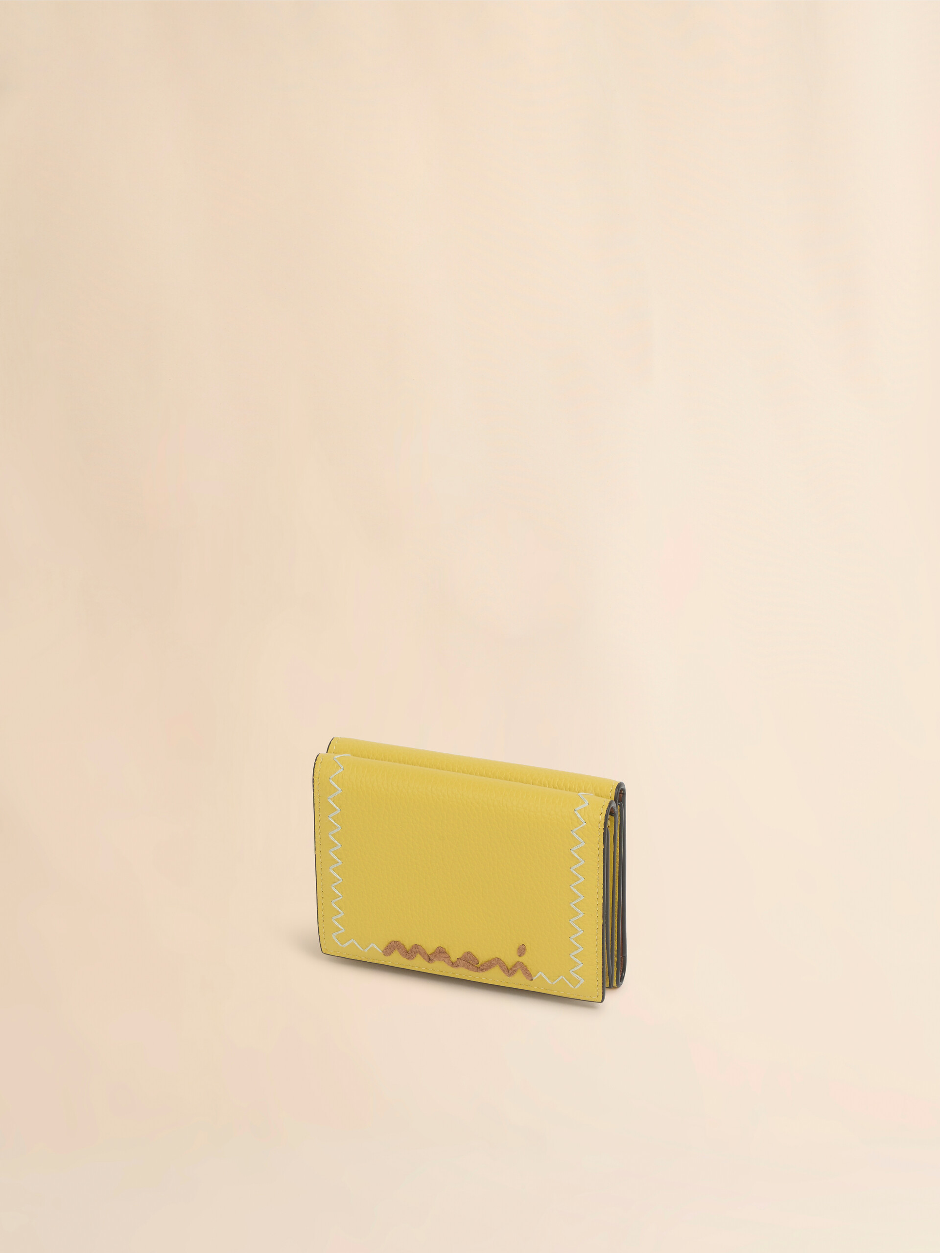 ブラック レザー製三つ折りウォレット、マルニメンディング刺繍入り - 財布 - Image 4